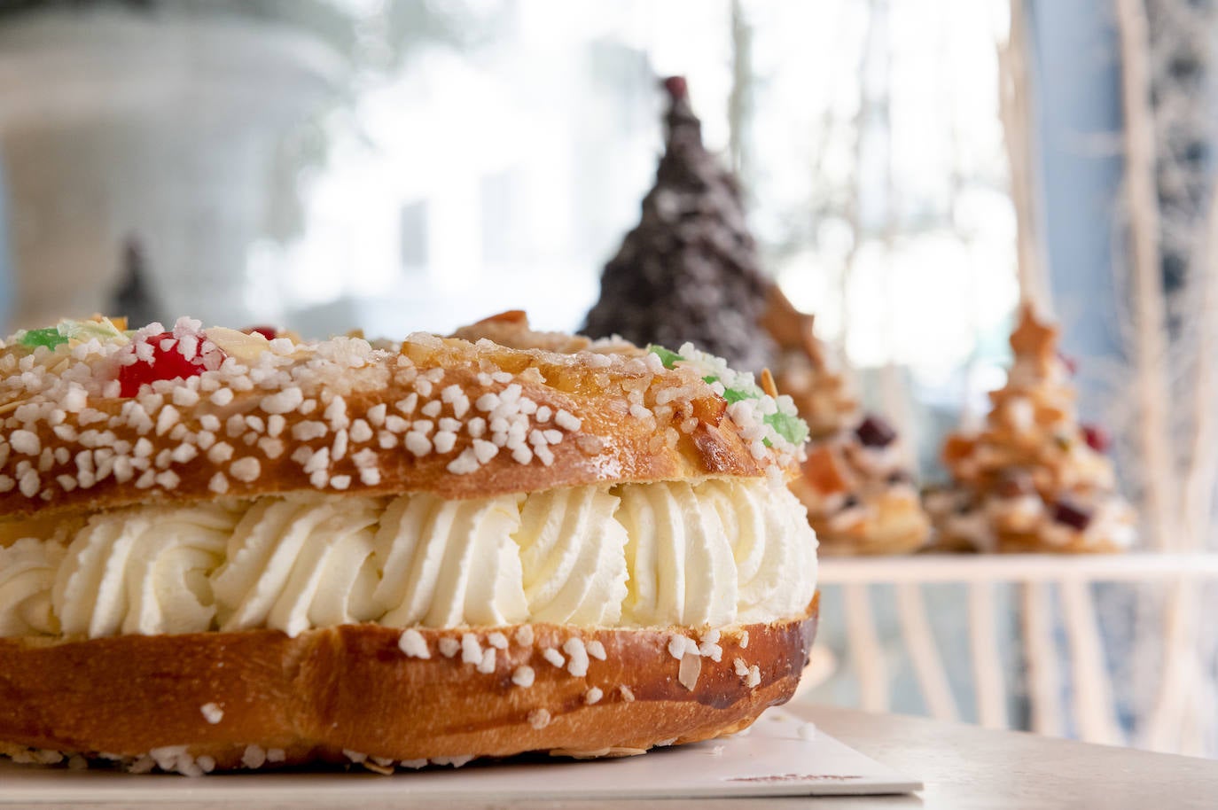 Elaborado por Oriol Balaguer, el tradicional postre está disponible en versión de brioche sin relleno, nata, trufa o crema tostada y decorados con frutas escarchadas- naranja, melón y cereza- almendra y dos azúcares. El Roscón de Reyes de La Duquesita puede encontrarse en diferentes tamaños, a partir de 250 gramos –sin relleno 16 euros y con relleno 24– y de 500 gramos –sin relleno 28 euros y con relleno 36–. Fernando VI, 2 (Madrid).
