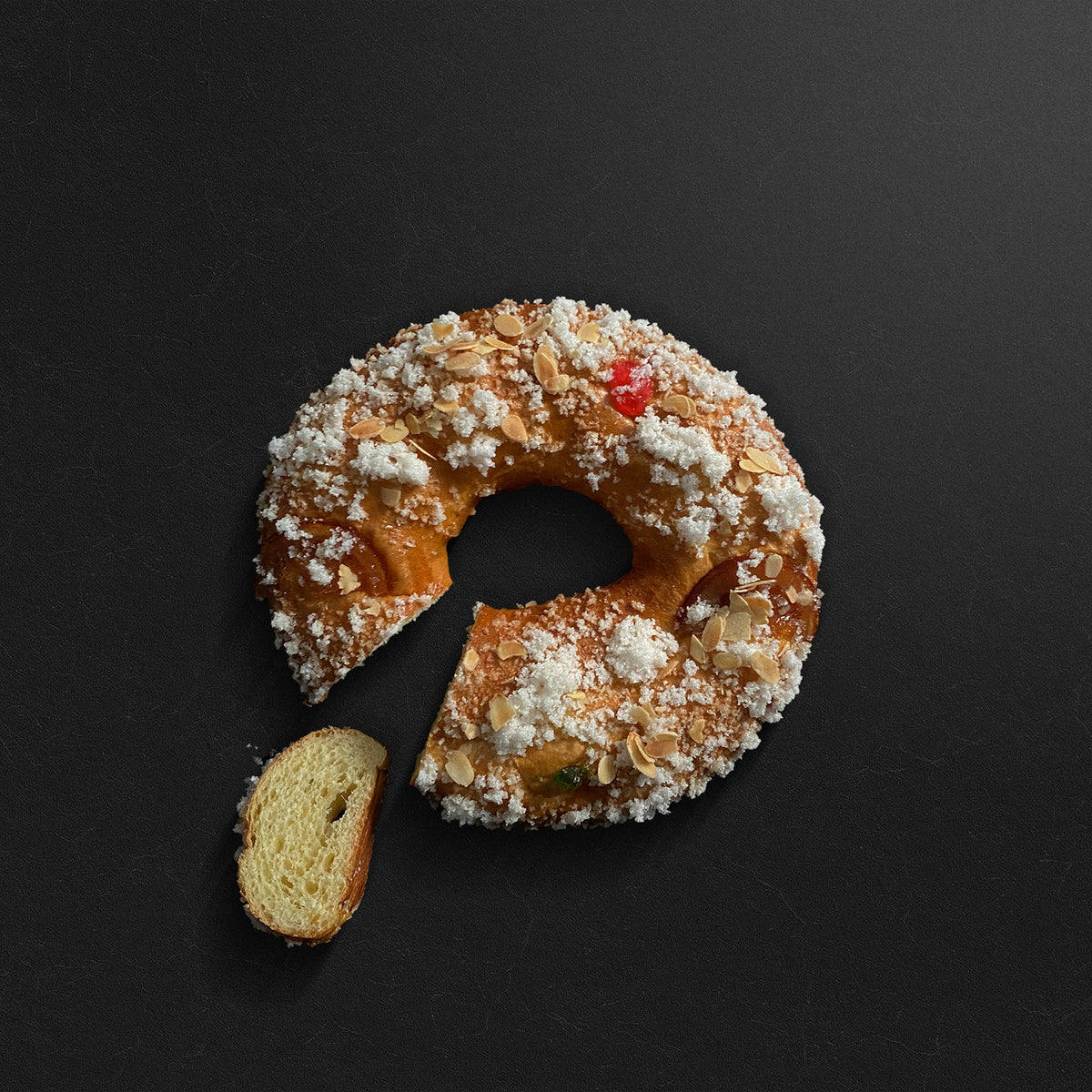 La familia Cocheteux, propietaria de Pan Delirio, elabora sus roscones con masa madre, fermentaciones lentas y utilizando materias primas de primera calidad (harinas certificadas sin aditivos, masa madre, mantequilla artesana, leche, huevos, agua de azahar, miel ecológica cruda de azahar, azúcar, levadura, sal, y ralladuras de las cáscaras de naranja y limón). Decoran con fruta escarchada, azúcar y almendra natural. Cuesta 25 euros el de medio kilo y 45 euros el de kilo.  Juan Bravo, 21 (Madrid).