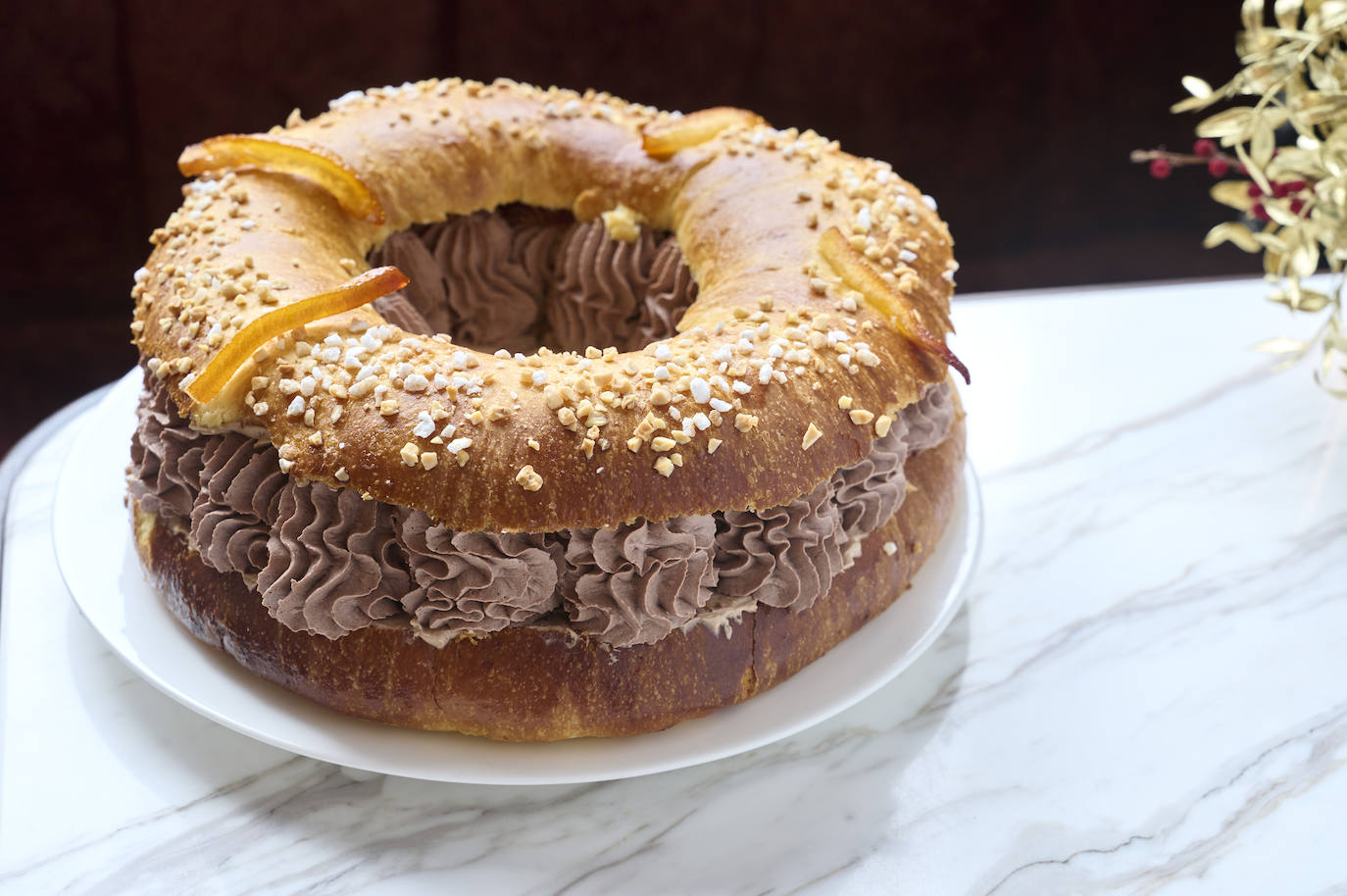 Robuchon Madrid vuelve a ofrecer sus roscones artesanales de Reyes, que se pueden degustar en el espacio gastronómico y también comprarlo para llevar; está disponible en tres versiones: sin relleno, relleno de nata y relleno de trufa. Entre todos los roscones vendidos, se sorteará una cesta de productos gourmet, cuyo ganador se conocerá el próximo martes 9 de enero.  Precios: sin relleno (24 euros) —de medio kilo—, relleno de nata (30 euros) y relleno de trufa (32 euros) —ambos con un peso que oscila entre los 750 gramos y un kilo—. Está coronado por fruta escarchada y almendras. Paseo de la Castellana, 12 (Madrid).