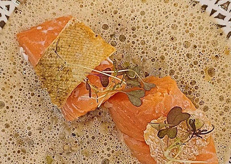 Imagen secundaria 1 - Sobre estas líneas algunos de los platos que entran y salen de la carta (algunos para siempre) en Malabar. Arriba, molleja de corazón. Abajo, a la izquierda, la trucha del Pirineo a baja temperatura. Al lado, las albóndigas de jabalí con calabaza y judías verdes.