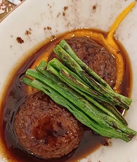 Imagen secundaria 2 - Sobre estas líneas algunos de los platos que entran y salen de la carta (algunos para siempre) en Malabar. Arriba, molleja de corazón. Abajo, a la izquierda, la trucha del Pirineo a baja temperatura. Al lado, las albóndigas de jabalí con calabaza y judías verdes.