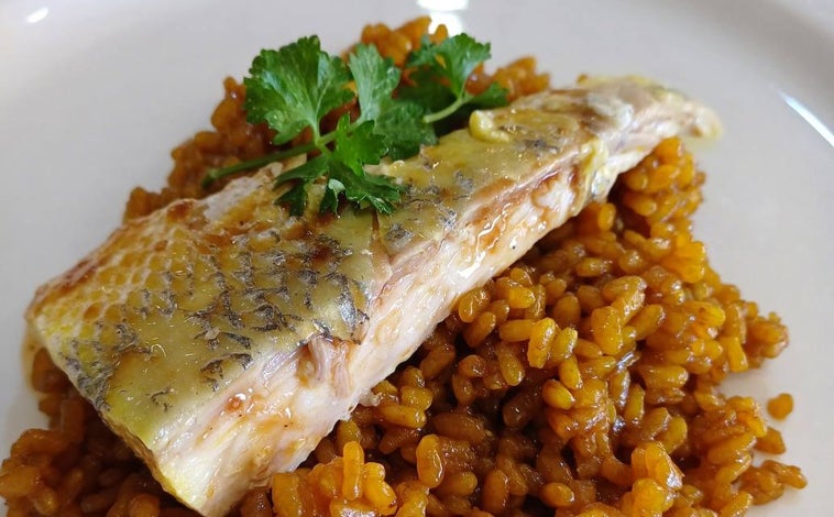 Imagen principal - Arriba, versión del caldero murciano seco del chef Sergio de la Orden, en El Mosqui (Cabo de Palos, Murcia). Abajo, a la izquierda, las cajas que Esther y Nacho Manzano, de Casa Marcial, envían a toda España con su arroz con pitu de caleya. A la derecha, Jorge Baeza con uno de sus arroces en el restaurante Balear de Madrid