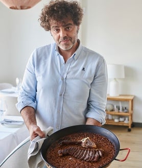 Imagen secundaria 2 - Arriba, versión del caldero murciano seco del chef Sergio de la Orden, en El Mosqui (Cabo de Palos, Murcia). Abajo, a la izquierda, las cajas que Esther y Nacho Manzano, de Casa Marcial, envían a toda España con su arroz con pitu de caleya. A la derecha, Jorge Baeza con uno de sus arroces en el restaurante Balear de Madrid