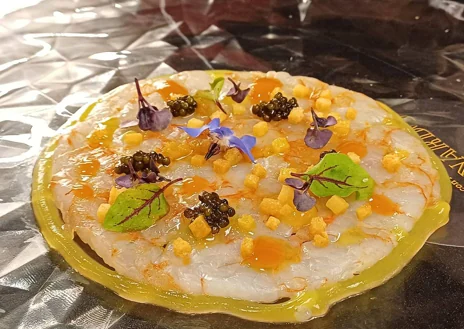 Imagen secundaria 1 - Sobre estas líneas, ravioli carbonara. Abajo, el carpaccio de gamba roja de Mazara que Borrione propone acompañar con caviar Oscietra o Impreria. A la derecha, el maestro 'pastaio' elaborando su célebre pasta en Leonardo