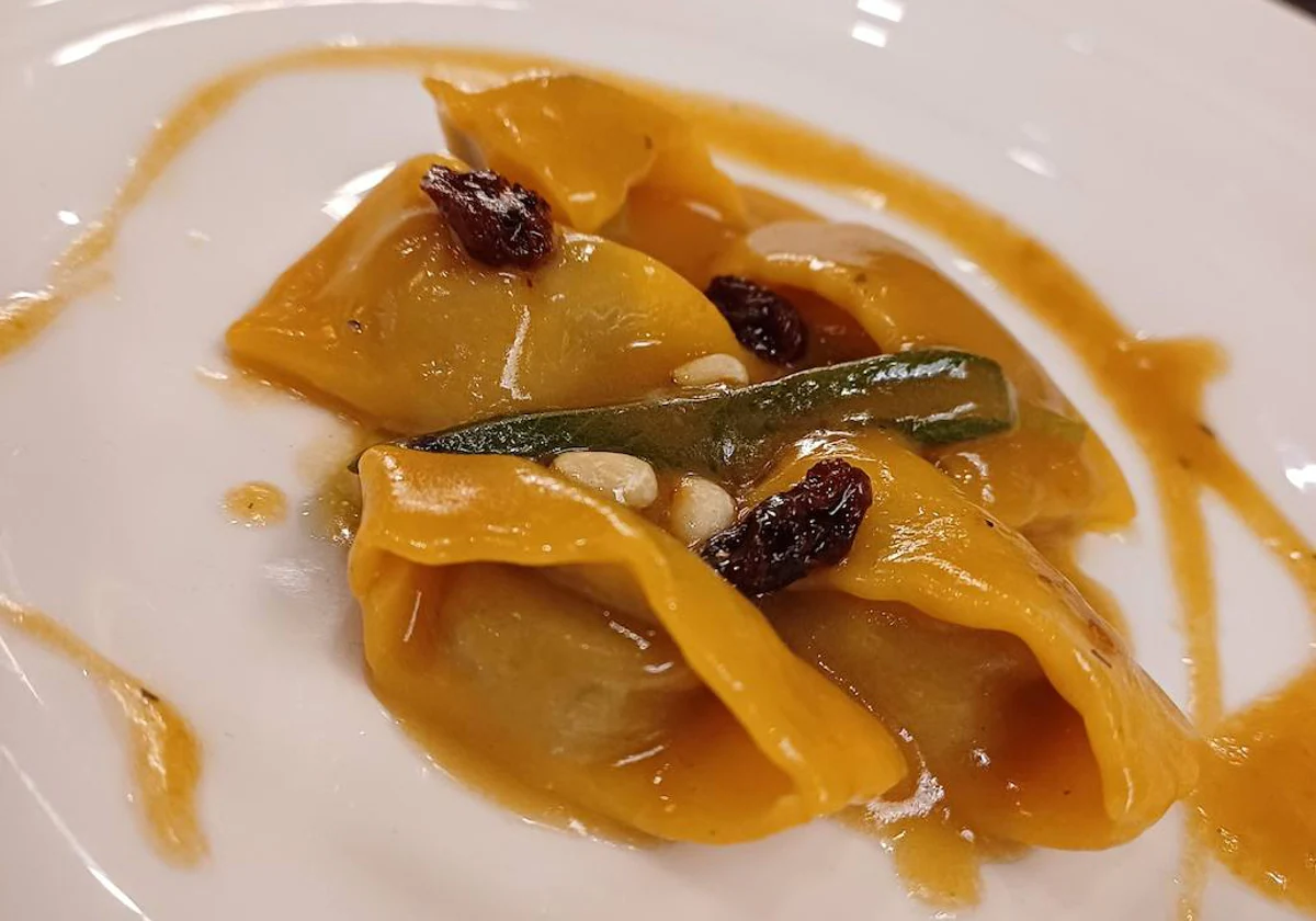 Raviolo de plin relleno de guiso de ternera con vino tinto, piñones, pasas, mantequilla y salvia de Giovanni Borrione en el restaurante Leonardo de LaFinca Grand Café