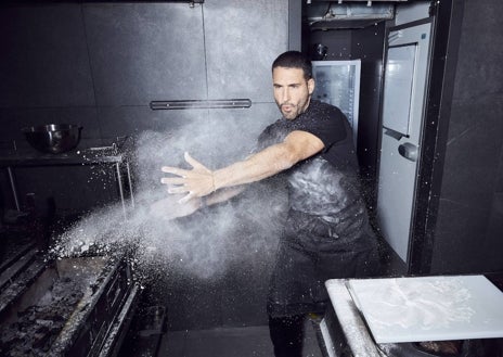 Imagen secundaria 1 - Alex González y Miguel Ángel Silvestre en la cocina de Rhudo; Paco Roncero en la sala.