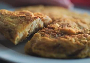 La tortilla española viral hecha con patatas Lay's que ha roto todos los cánones