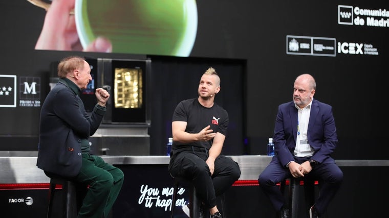 Dabiz Muñoz junto con José Carlos Capel y Benjamín Lana, en el auditorio de Madrid Fusión 2024