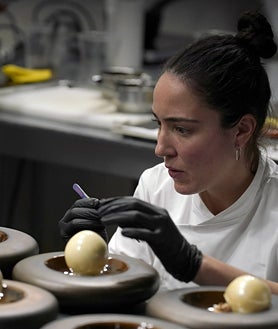 Imagen secundaria 2 - Distintos momentos de Covarrubias en el concurso pastelero revelación.