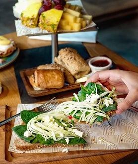 Imagen secundaria 2 - El chef de Diurno, su propuesta para San Valentín y su brunch, con la torre al fondo y delante la tosta vegetariana.