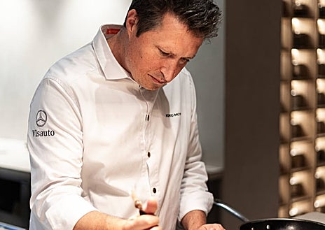 Imagen secundaria 1 - Kiko Moya y algunos de los platos que diseñó para el nuevo SInestesia, en Madrid.