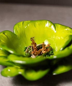 Imagen secundaria 2 - Kiko Moya y algunos de los platos que diseñó para el nuevo SInestesia, en Madrid.