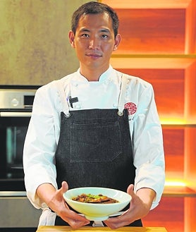 Imagen secundaria 2 - Sobre estas líneas, arriba, sopa wonton con trufa negra. Abajo, a la derecha, Felipe Bao, chef ejecutivo del grupo China Crown. A la izquierda, hakaos con masa de ñame especiales de año nuevo en el restaurante Don Lay, de la empresaria china Nieves Yé