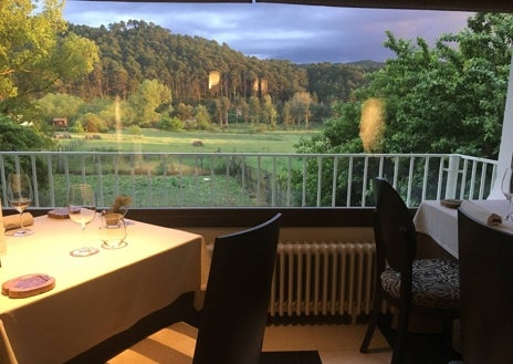 Imagen secundaria 1 - Sobre estas líneas (arriba), Elena Lucas y Diego Muñoz, chef y jefe de sala respectivamente de La Lobita (Navaleno, Soria), una estrella Michelin. Abajo, vistas desde la sala de La Lobita a los pinares de Urbión. a la derecha, uno de los platos de su menú actual: patitas de codorniz en salsa Périgourdine, royale de su propias pechugas asadas y trufa negra