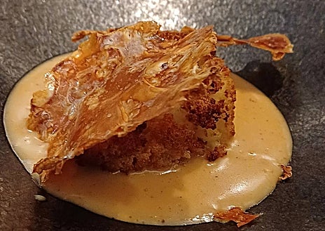 Imagen secundaria 1 - Sobre estas líneas, la cava de fermentados que ha creado Lucía Grávalos en su nuevo restaurante de Madrid, Desborre. Abajo, a la izquierda, su coliflor cocinada en mantequilla noisette. A la derecha, su torrezno suflé