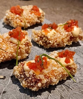 Imagen secundaria 2 - Sobre estas líneas, la cava de fermentados que ha creado Lucía Grávalos en su nuevo restaurante de Madrid, Desborre. Abajo, a la izquierda, su coliflor cocinada en mantequilla noisette. A la derecha, su torrezno suflé