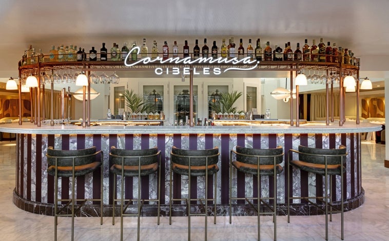 Imagen principal - La barra de Cornamusa, el nuevo restaurante del Palacio de Cibeles de Madrid. Dos de sus platos: pencas de acelga y ventresca de cordero.