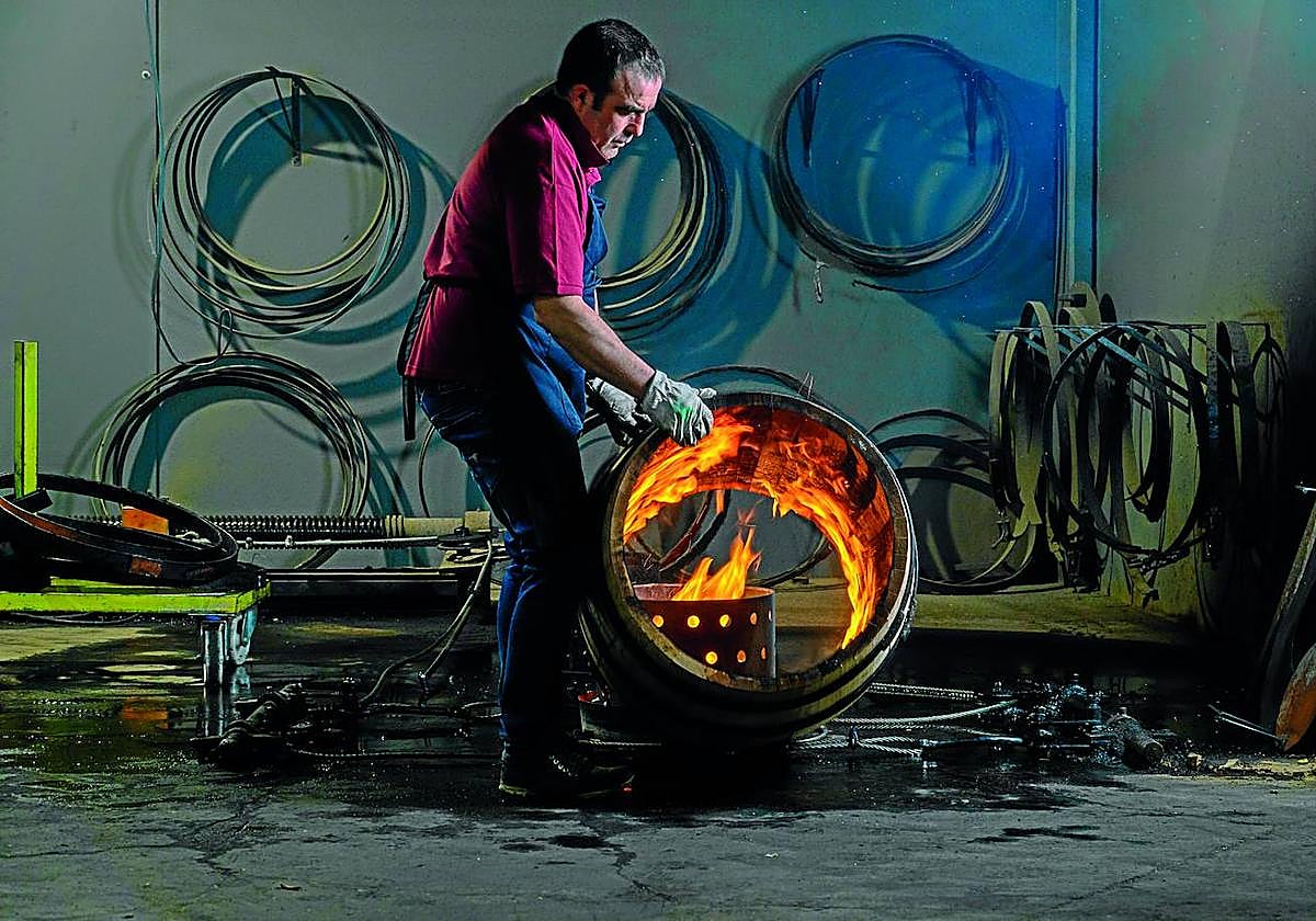 Trabajos de tostado en la tonelería Gangutia, en Cenicero (La Rioja)