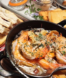 Imagen secundaria 2 - Arriba, diseño gastronómico del chef David Guzmán. Abajo, un plato de croquetas y gambas al ajillo de Estado Puro