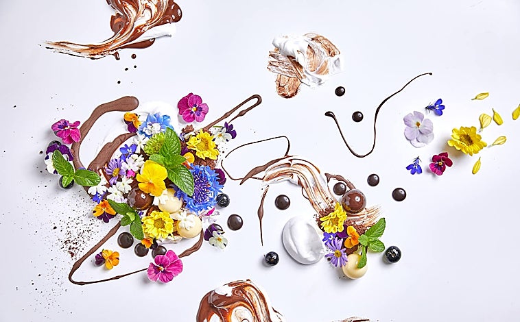 Imagen principal - Arriba, diseño gastronómico del chef David Guzmán. Abajo, un plato de croquetas y gambas al ajillo de Estado Puro