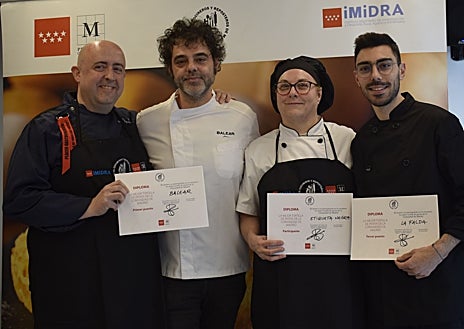 Imagen secundaria 1 - Sobre estas líneas, arriba, la tortilla ganadora del concurso, del restaurante Balear de Valdebebas (Madrid). Abajo, a la izquierda, los ganadores del certámen: Marcelino Alonso y Jorge Baeza (Balear); Celia Malán (Tortillas Etiqueta Negra) y Alejandro Oliveira (La Falda). A la derecha, el chef Baeza y Alonso, su asesor, durante la prueba.