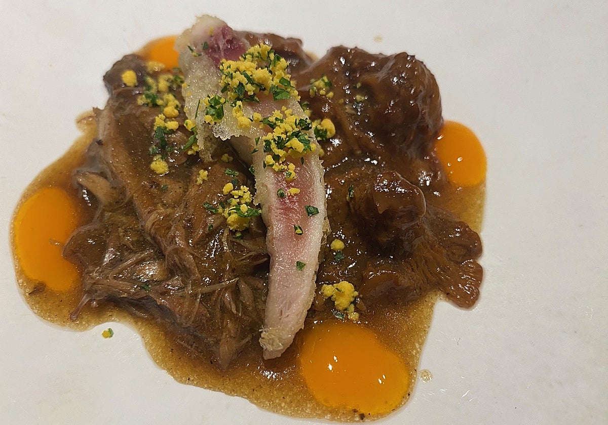 Perdiz de tiro en pepitoria con yemas de huevo y chantarelas