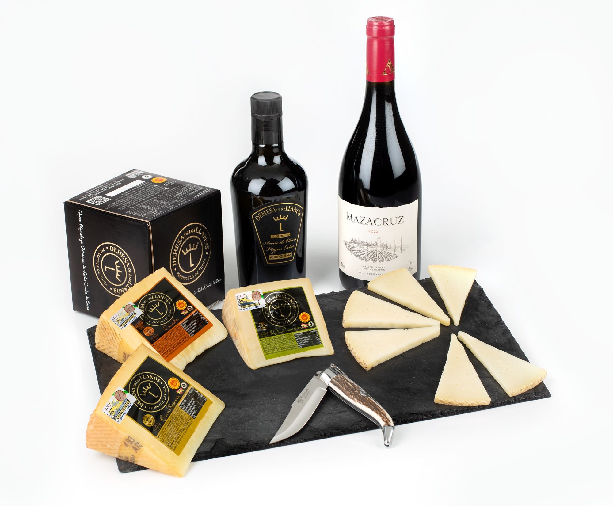 Dehesa de Los Llanos propone un estuche gourmet para celebrar el Día del Padre que incluye la cuarta edición limitada de la navaja de los cuchilleros artesanos albaceteños Expósito. Contiene una botella de vino Mazacruz tinto 2022 y una botella de aceite de oliva virgen extra de variedad arbequina. Es la primera cosecha con certificación ecológica. En esta edición, la navaja está realizada con acero mova, aluminio y asta de ciervo. Esta última es recuperada de forma natural de la cornamenta de los ciervos, seña de identidad de Dehesa de Los Llanos. Precio: 79,50 euros. Más información  aquí .