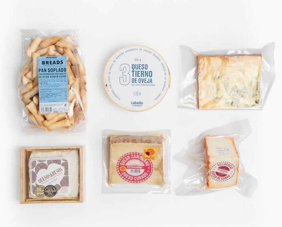 Petramora ha diseñado varios packs entre los que se encuentra esta selección de quesos:  una cuña de tierno elaborado con leche de sus propias ovejas churras; otra porción de una de las joyas de la quesería Olavidia,  Quesos y Besos, de pasta blanda de coagulación láctica y elaborado con leche de cabra malagueña; otra de Villuercas con leche cruda de cabra retinta y verata; y una porción de curado con DOP Zamora, artesano hecho con leche cruda de oveja churra en pastoreo. Se acompaña con un pan soplado horneado con aceite de oliva virgen extra. Precio: 39,83 euros. Más información  aquí .