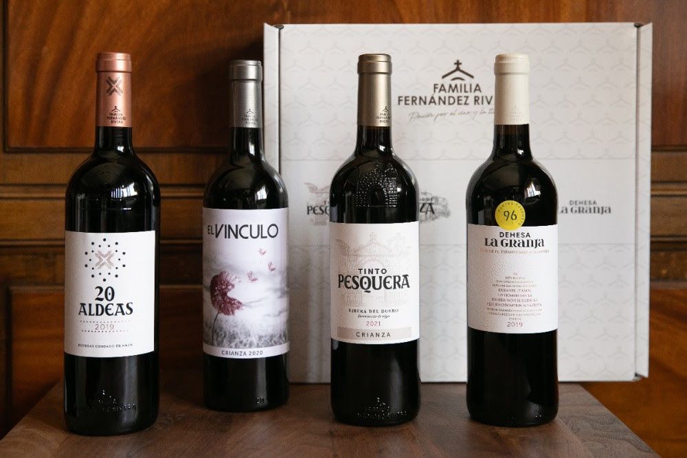 Entre las opciones para conquistar el corazón de un padre al que le gusta el vino está este pack de regalo formado por una selección especial de cada una de las bodegas de Fernández Rivera.Incluye Tinto Pesquera Crianza 2021, 20 Aldeas Condado de Haza 2019, El Vínculo Crianza 2020 y Dehesa La Granja 2019. Cuatro tintos que reflejan la diversidad de territorios que trabaja estas bodegas. Detrás de este grupo hay 50 años de historia y tres generaciones de pasión y respeto por el vino y la tierra. Precio: 56,03 euros.