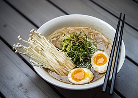 Imagen secundaria 1 - El restaurante Ivan Ramen, de Nueva York, y algunos platos de su carta. 