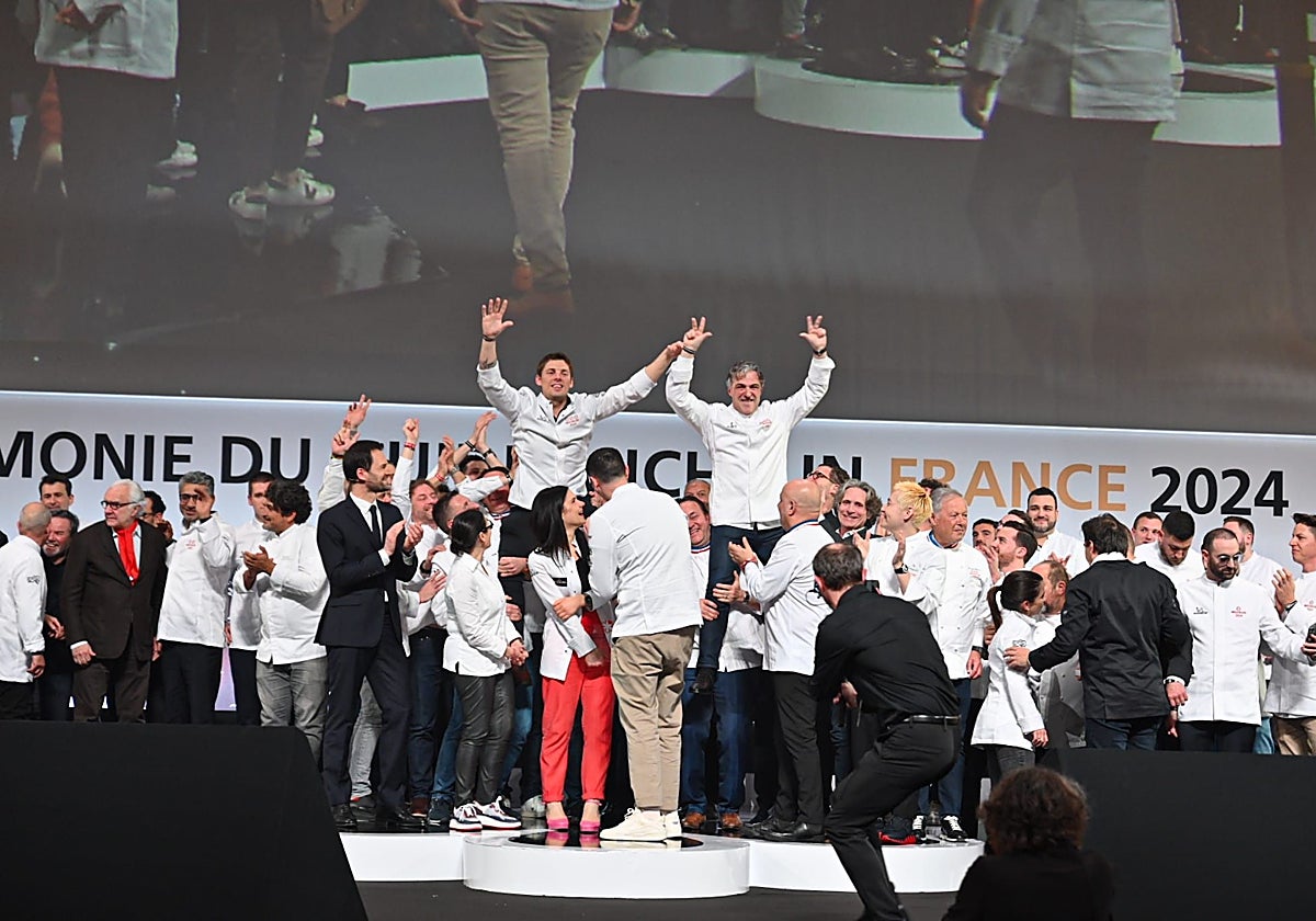 Fabien Ferré, chef de La Table du Castellet, y Jérôme Banctel, de Le Gabriel, aupados por sus colegas tras lograr las tres estrellas Michelin en Tours