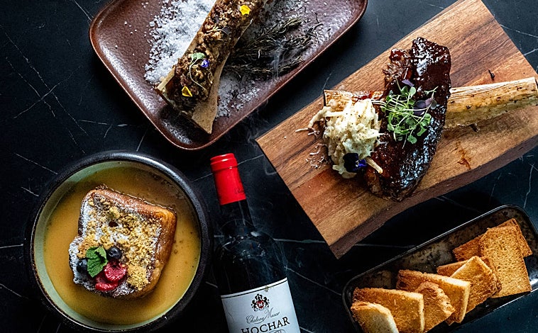 Imagen principal - Varios platos de Showroom. En la foto general, el steak tartar sobre tuétano, la quinta costilla de vaca finlandesa al teriyaki y la torrija. Abajo, de nuevo el steak tartar y el carpaccio.