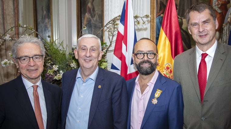 Pizarro, con la Cruz de Oficial de la Orden de Isabel la Católica, con el embajador José Pascual (izq.), Sir Lindsay Hoyle, presidente de la Cámara de los Comunes, y Hugh Elliott, embajador de Reino Unido en España(dcha.)