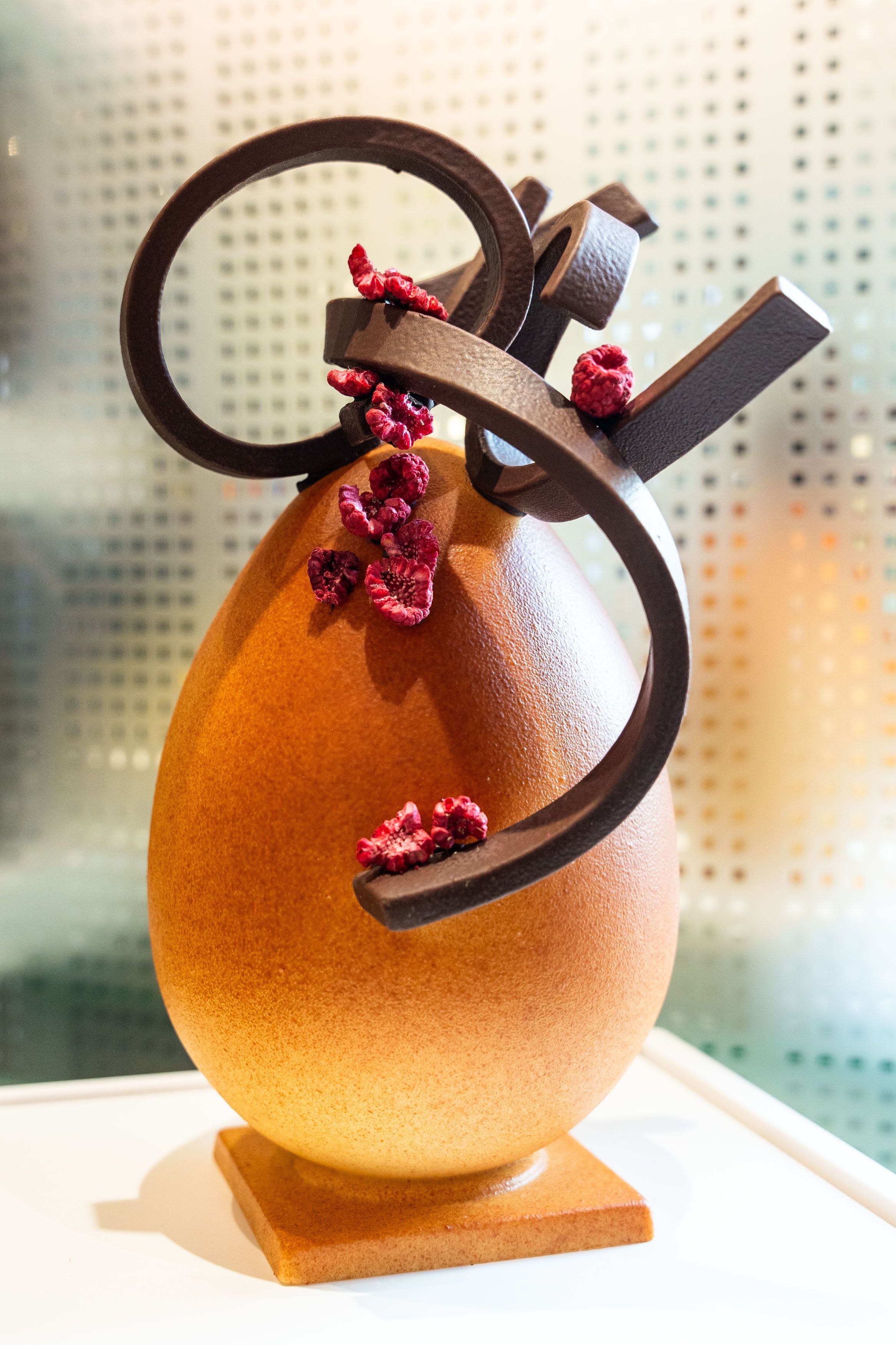 Oriol Balaguer presenta una colección de Huevos y Monas de Pascua inspirados este año en el universo animal y crea una familia de divertidos animales pulpos, pingüinos, osos, pollitos, conejos y patitos, para acercar la tradición a los más pequeños. Estas Monas son resultados de un complejo proceso creativo de hasta siete pasos que comienza con en una idea y la selección de los chocolates, se plasma en un dibujo y continúa con el patronaje, tallado, ensamblado de las piezas y la pintura de cada uno de ellos. A partir de ahí pueden producirse series limitadas de no más de 12 unidades para cada diseño, que se repiten en los modelos más solicitados. A la venta en los espacios Oriol Balaguer de Madrid –Ortega y Gasset, 44– y en La Duquesita, en Fernando VI, 2. Precio: de 40 a 120 euros.