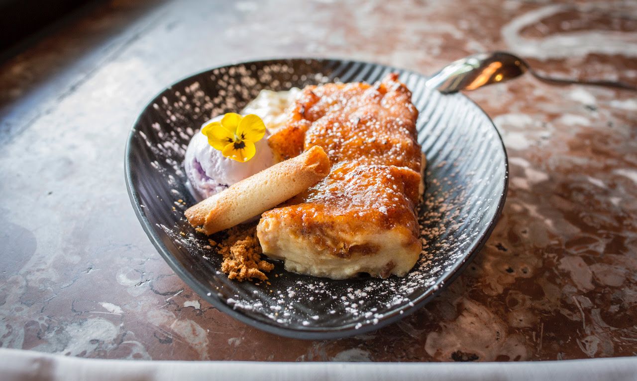 Café Comercial presenta entre sus postres una versión de la receta tradicional, la torrija caramelizada sobre arroz con leche. Precio: 8€. Glorieta de Bilbao, 7. Madrid.