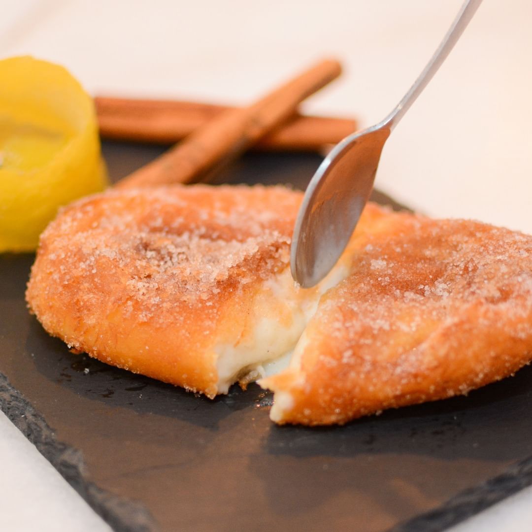 Villaroy's ganó en 2023 el premio a la mejor torrija tradicional de Madrid con una versión que acumula adeptos desde entonces. Es una de las más cremosas y jugosas. La hacen con leche fresca, nata al 38% de materia grasa y un brioche de mantequilla que dejan infusionando durante toda una noche. Más información  aquí . Precio: 4 euros. Maudes, 11, Madrid. 