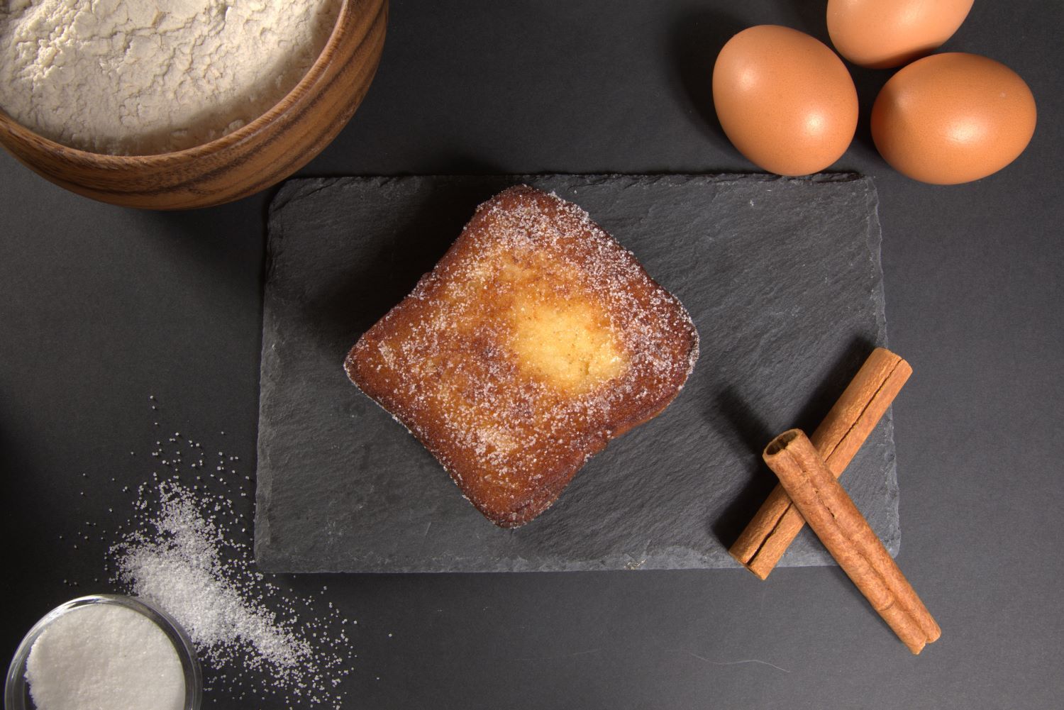 Pan y Cacao vende además sus torrijas clásicas, de pan brioche con leche, azúcar, canela y naranja. Cuenta con una versión de masa de croissant con leche e infusión de vainilla. Ambas muy jugosas en su interior y crujientes en los bordes. Precio: 3€ la unidad. 