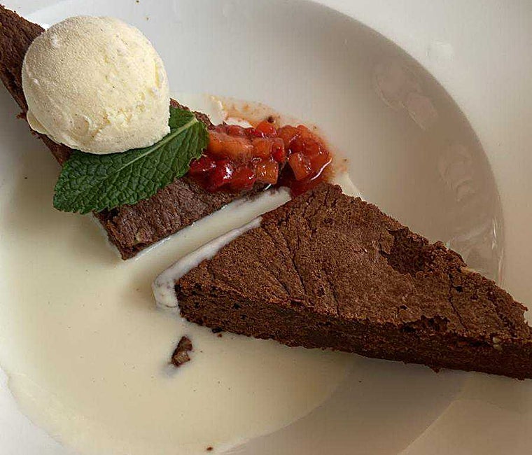 El postre de la boda de Almeida y Teresa Urquijo, un milhojas de crema con fresas confitadas y brownie y helado de vainilla