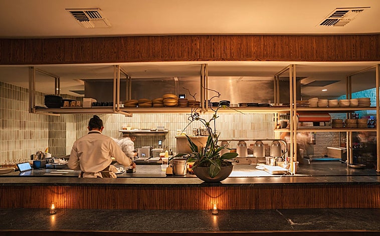 Imagen principal - La cocina de Kasama, en Chicago; sus chefs y propietarios y uno de sus platos.