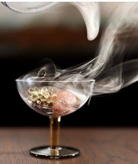 Imagen secundaria 2 - La cocina de Kasama, en Chicago; sus chefs y propietarios y uno de sus platos.