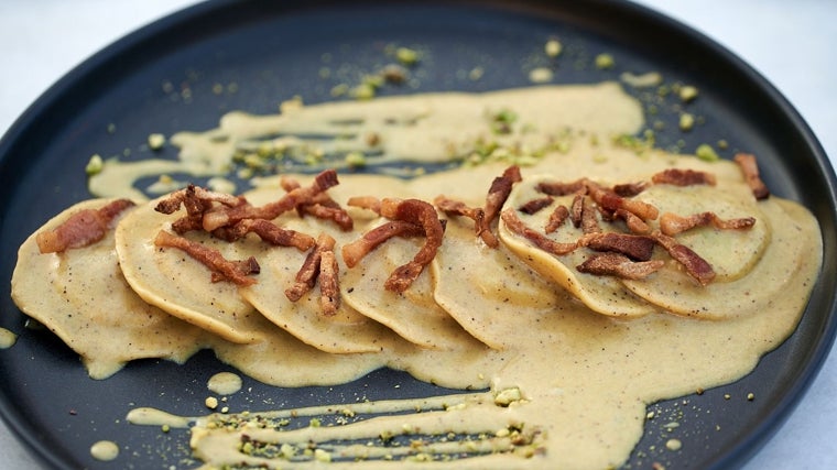 'Delizias Marì' rellenas de ricotta y espinacas con salsa pesto de pistacho y 'guanciale' crujiente