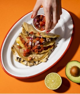 Imagen secundaria 2 - Malacopa, el bar mexicano de Malasaña, y algunos de sus platos.