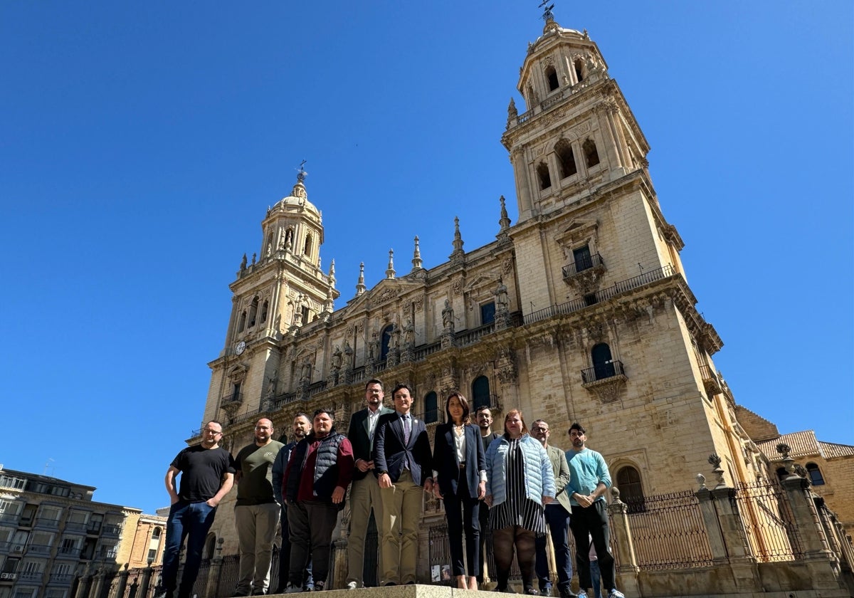 Los chefs con estrella Michelin de Jaén posan junto a los cocineros invitados a sus primeras Noches Gastronómicas y con el alcalde Agustín González y el diputado regional Francisco Lozano, entre otras autoridades