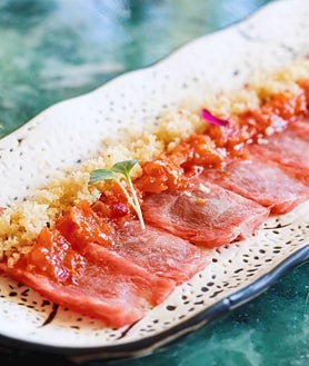 Imagen secundaria 2 - Carpaccio de hamichi con ricotta, bao de wagyu y tiradito de atún, de Sushita Cabana.