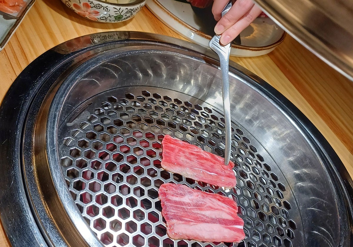 Yakiniku, la barbacoa japonesa, en una de las mesas del restaurante Ayala Japón de Madrid