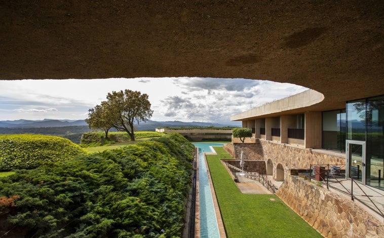 Imagen principal - Sobre estas líneas, algunos de los espacios de Esperit Roca, el nuevo proyecto de los hermanos Roca en San Julián de Ramis