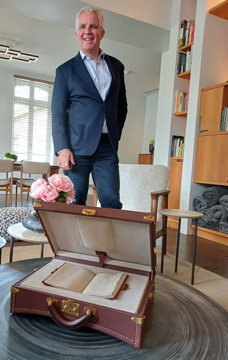 Olivier Krug, sexta generación de la familia, ante el diario del fundador de la 'maison' de champagne Joseph Krug
