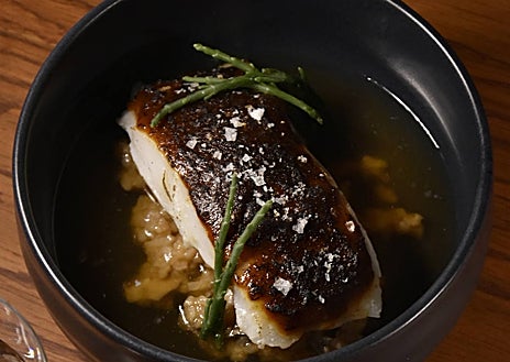 Imagen secundaria 1 - Las gambas, el bacalao y la humita de Na Num, en Madrid.