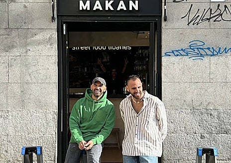Imagen secundaria 1 - Makan, en la calle del Espíritu Santo. Los dos socios, Álex Mteiny y Manu Manzano, el brunch.