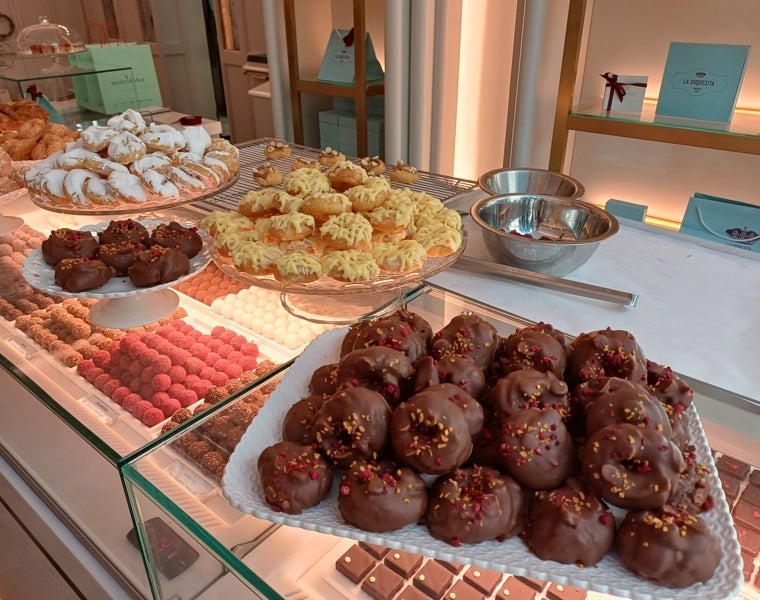 Rosquillas de avellana, gianduja y barquillo, rematada de frambuesa y albaricoque, nueva receta de Oriol Balaguer para los niños en La Duquesita